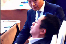 雷军“深情对望”周鸿祎后